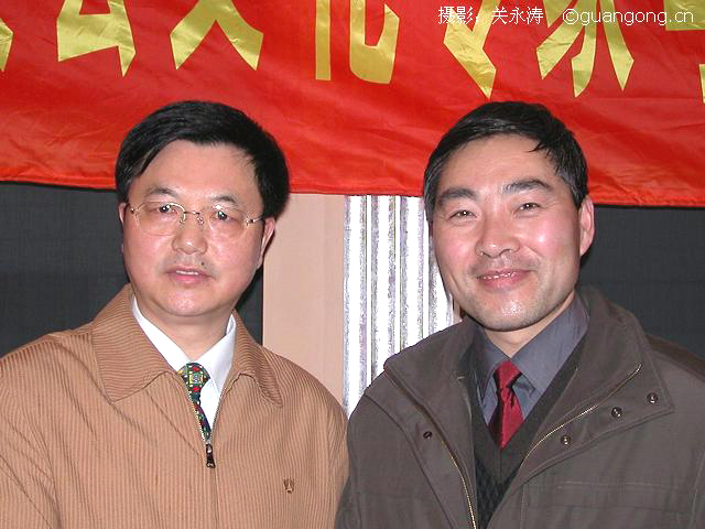 2006年2月10日，关公网站长关志杰邀请著名摄影家朱正明先生（左）为关公网顾问 